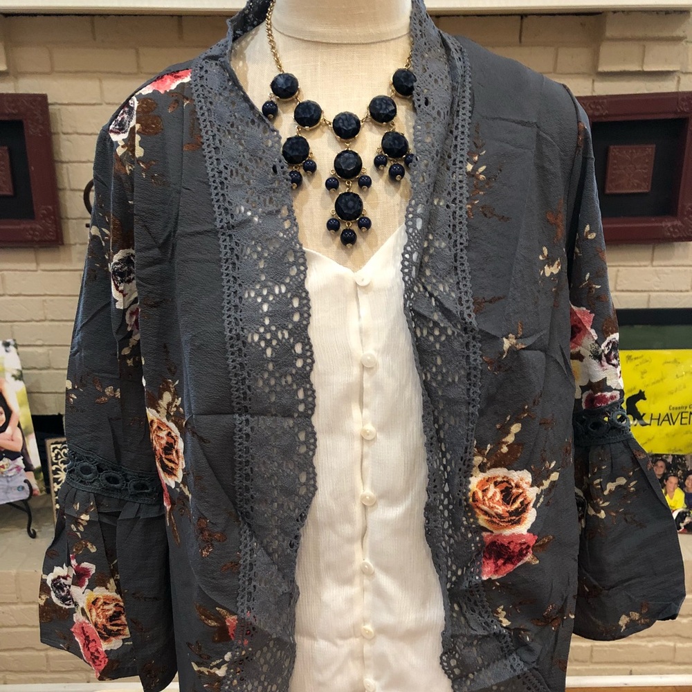 Gray floral kimono nwot